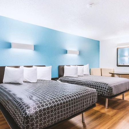 Sky Palace Inn & Suites By Jasper Beeville Eksteriør billede