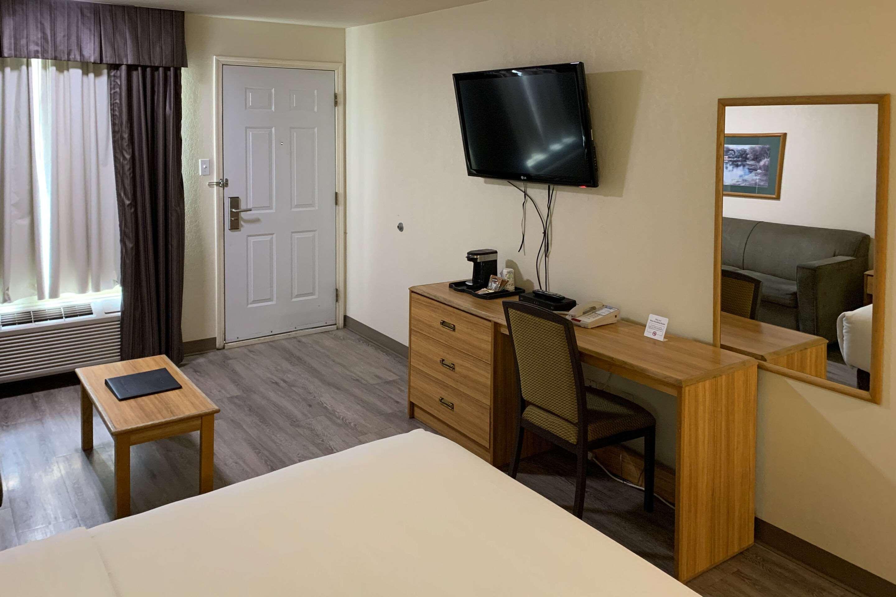Sky Palace Inn & Suites By Jasper Beeville Eksteriør billede