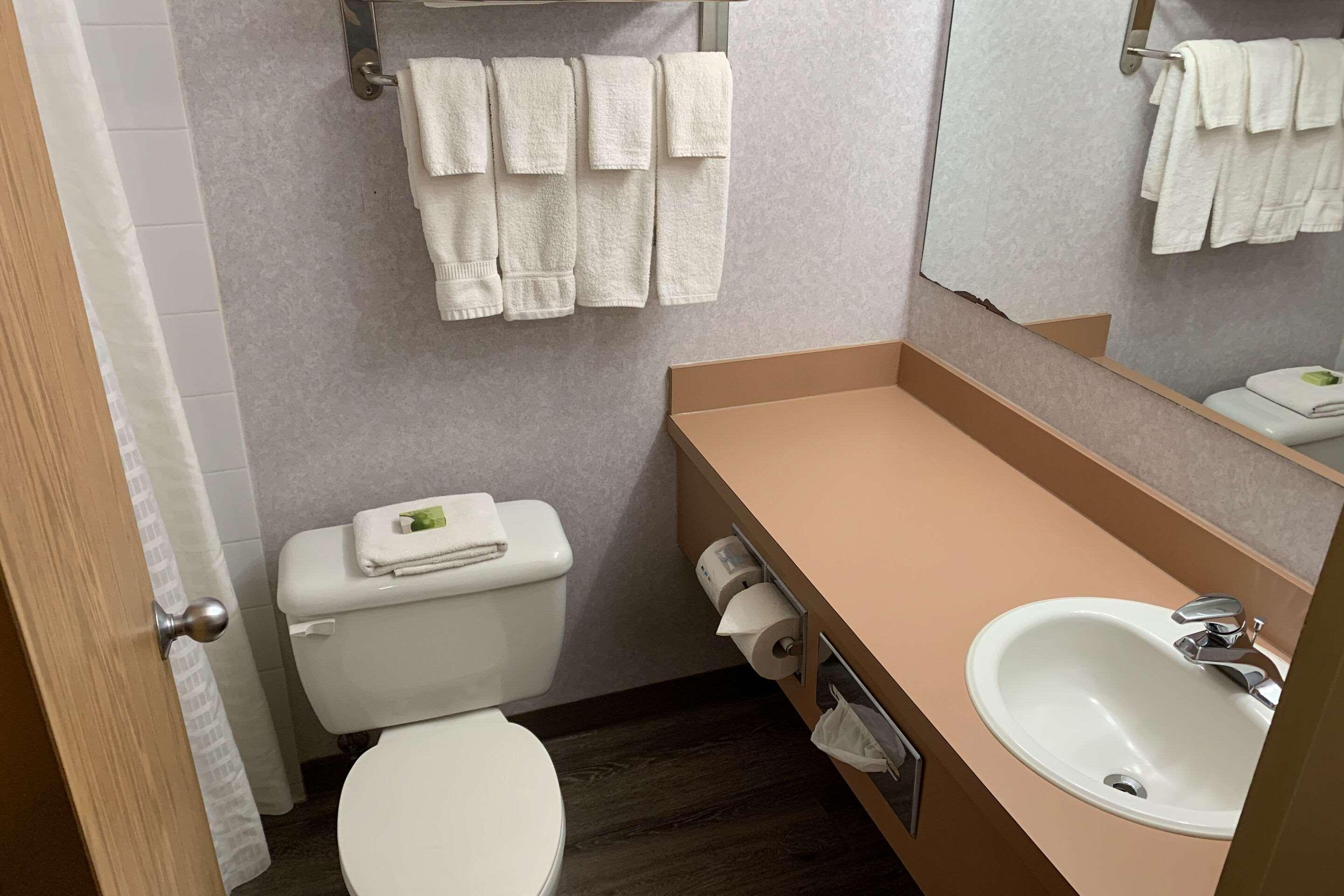 Sky Palace Inn & Suites By Jasper Beeville Eksteriør billede