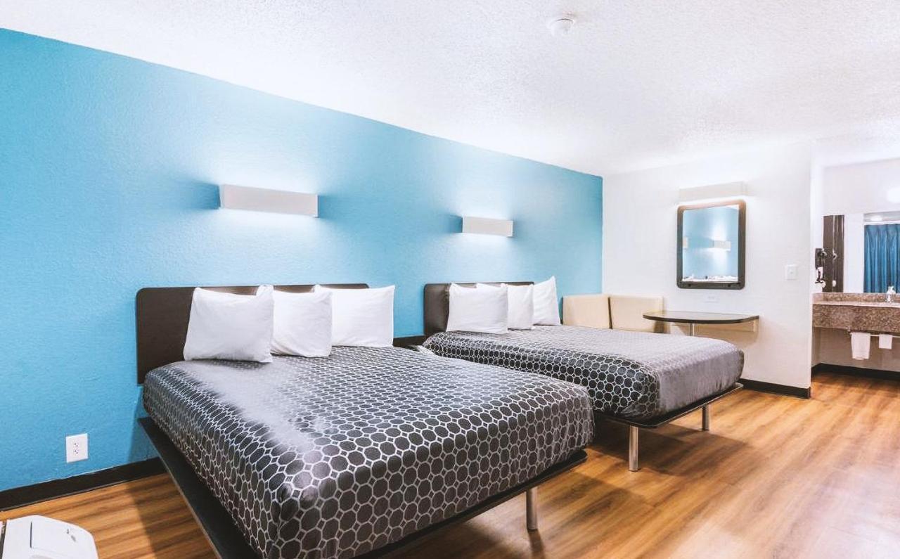 Sky Palace Inn & Suites By Jasper Beeville Eksteriør billede