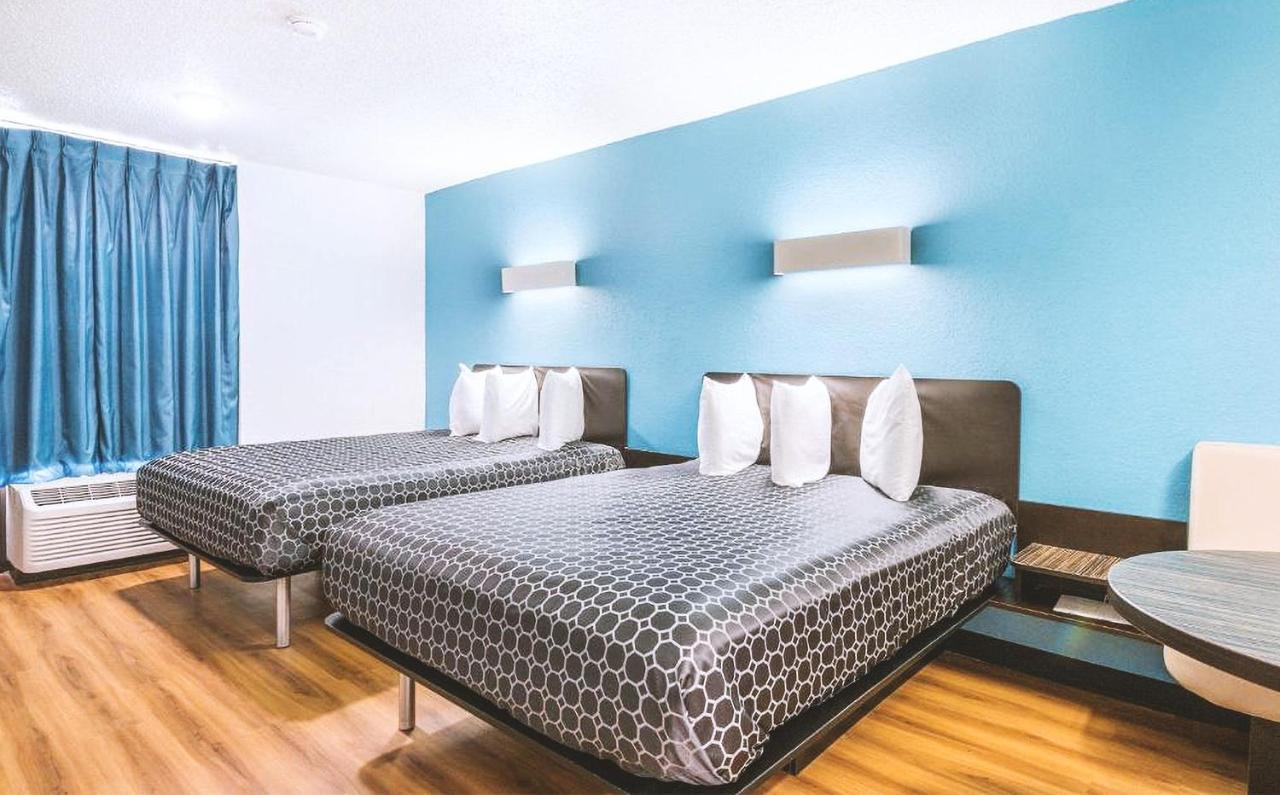Sky Palace Inn & Suites By Jasper Beeville Eksteriør billede