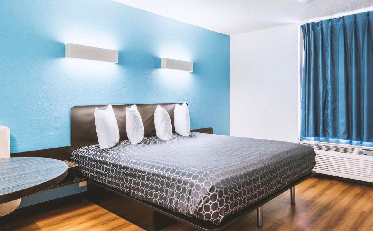 Sky Palace Inn & Suites By Jasper Beeville Eksteriør billede