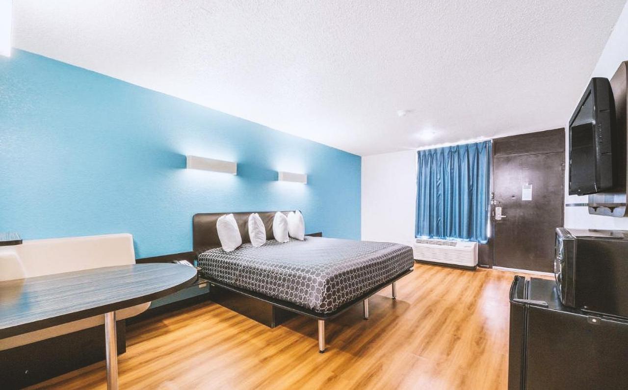 Sky Palace Inn & Suites By Jasper Beeville Eksteriør billede