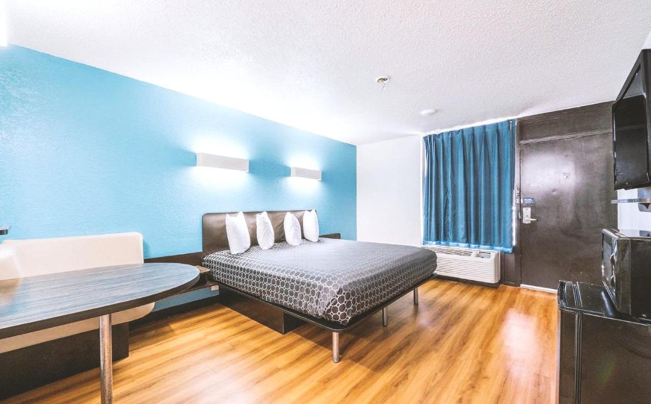 Sky Palace Inn & Suites By Jasper Beeville Eksteriør billede