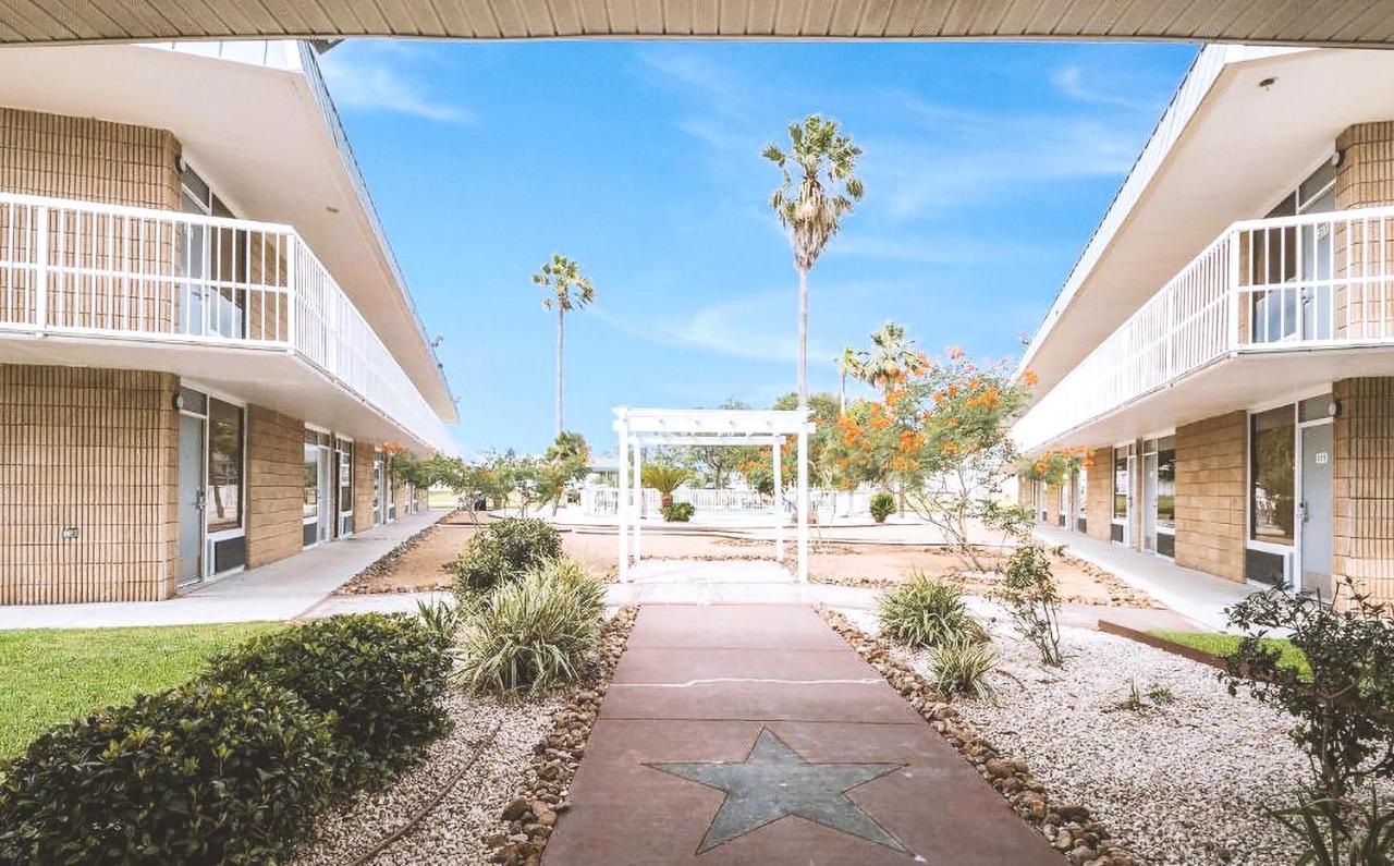Sky Palace Inn & Suites By Jasper Beeville Eksteriør billede